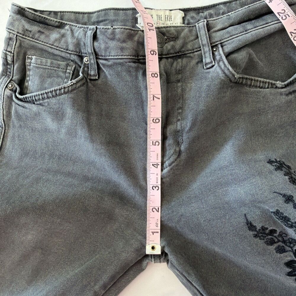 Free People We The Free Sz 27 Jeans Grey Black Embroidered Floral Denim Raw Hem - Picture 15 of 16